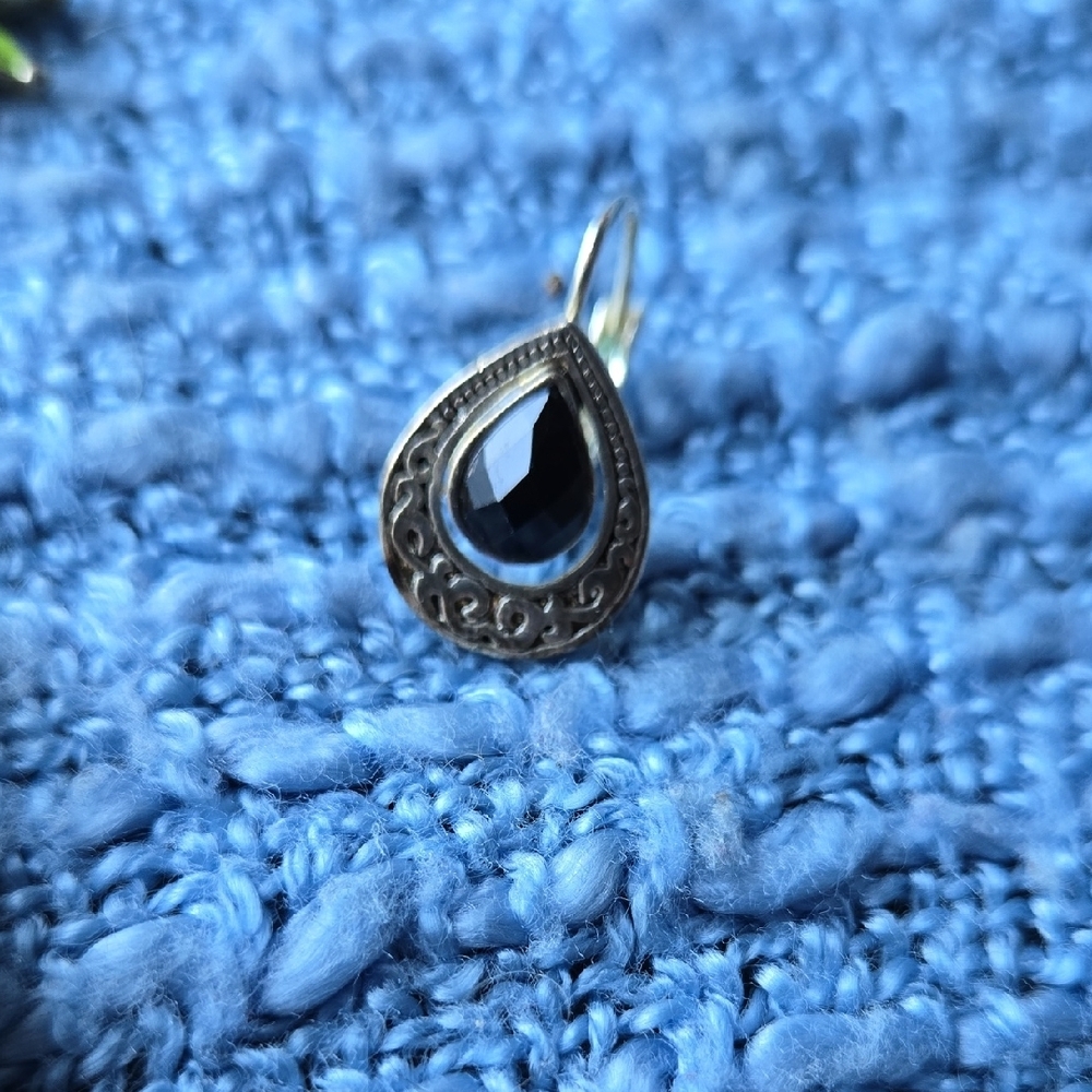 Elegant Silver and Black Jewelry Set - Picture 2 of 4
